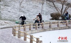 新疆和田迎降雪 民众享受雪